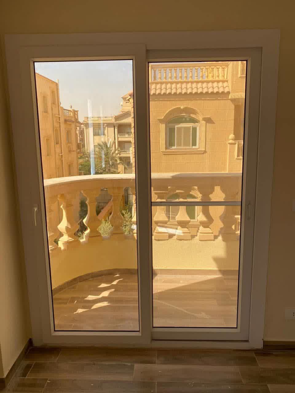 باب بلكونة يو بي في سي يفتح جرار