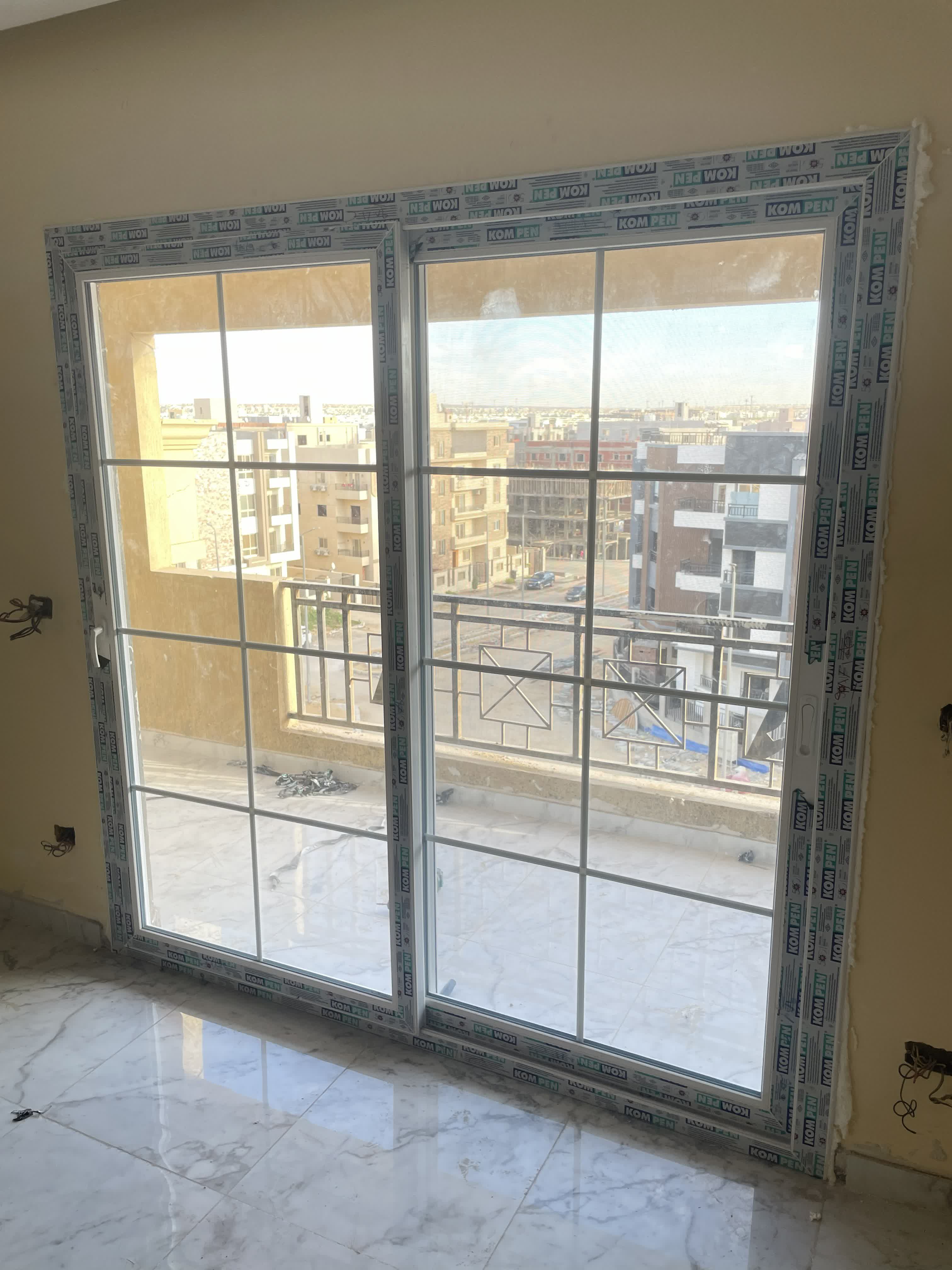 باب بلكونة جرار ، قطاع كومبن يو بي في سي التركي ، اللون أبيض