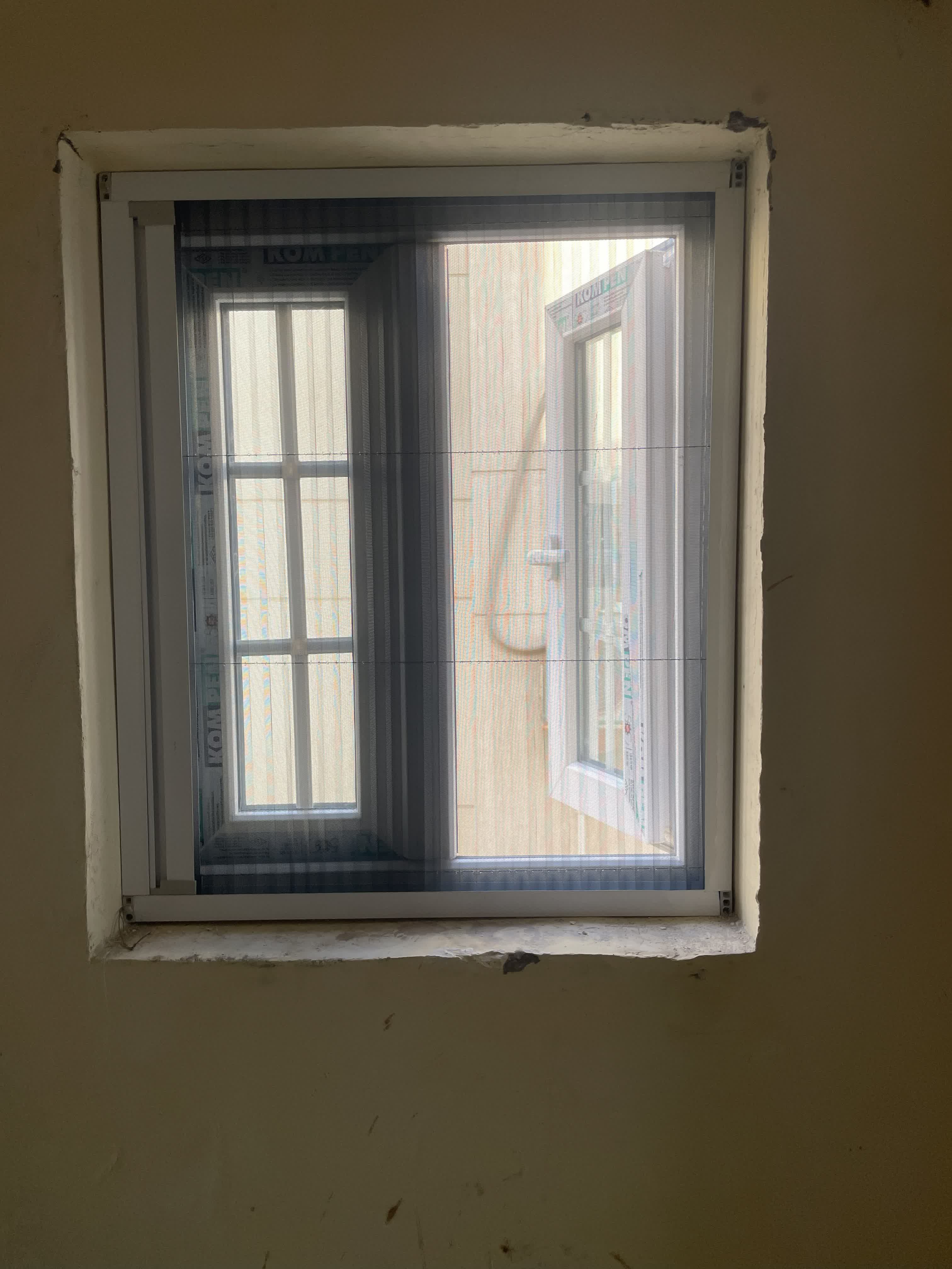 سلك بليسيه على شباك مفصلي
