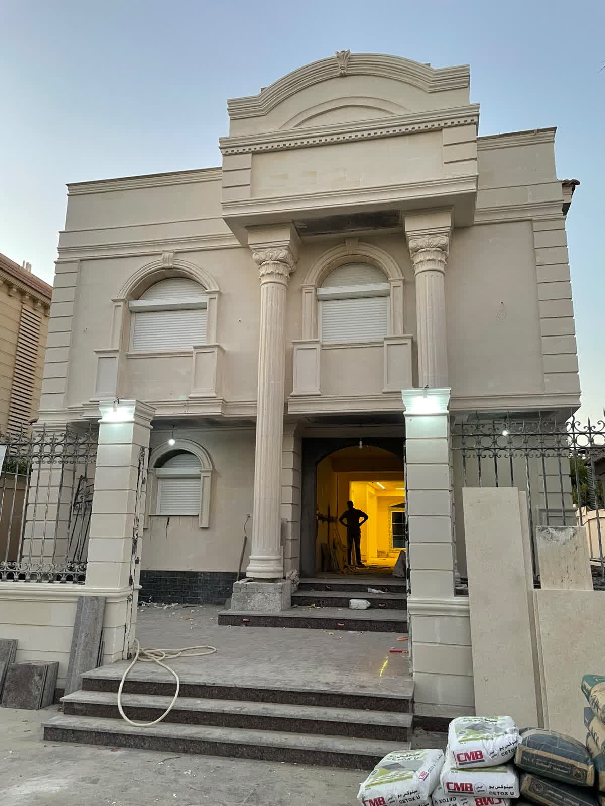 ٣ شيش حصيرة على شبابيك في واجهة فيلا
