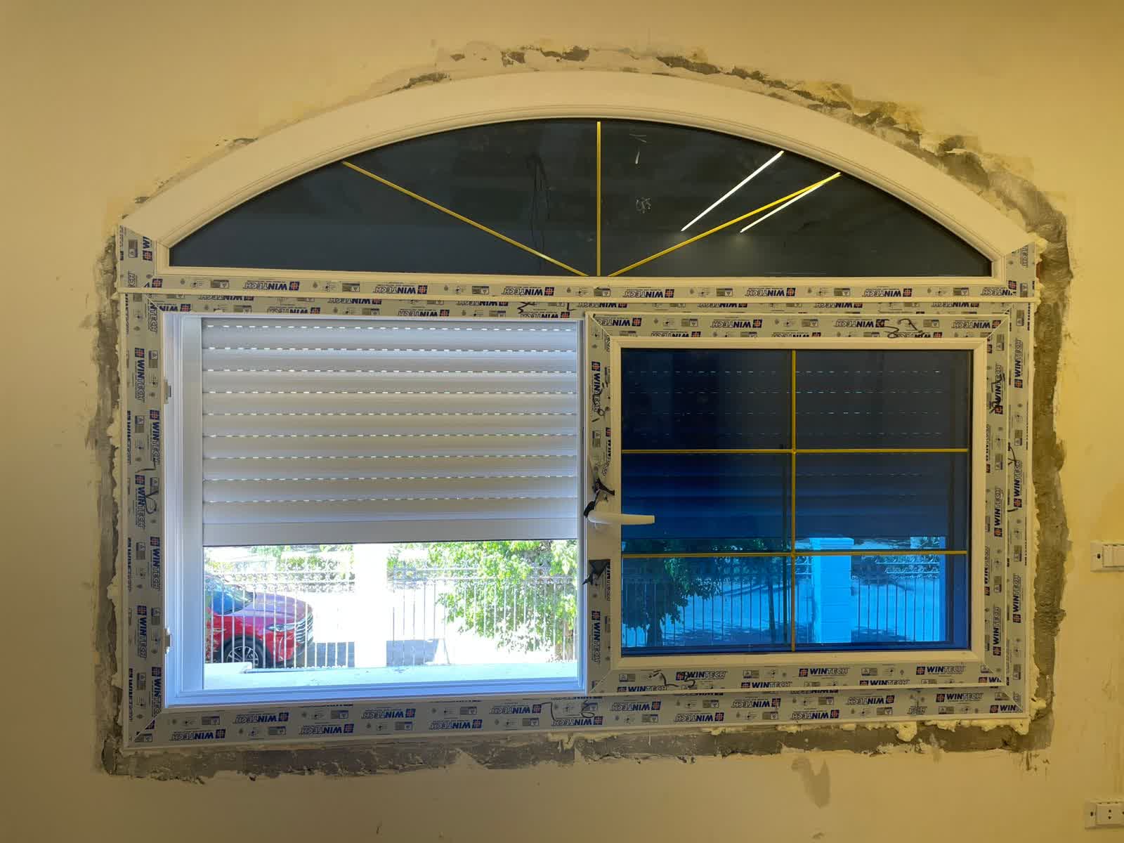 شباك جرار ، قطاع وينتك uPVC تركي ، لون الشباك أبيض ، جورجيا لونها ذهبي ، شباك آرش ، شاتر خارجي